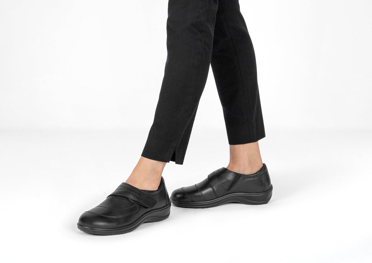 Emily – Effortless Elegance in Timeless Black